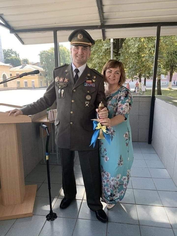 Герой України, генерал-майор 
Ігор Гордійчук. 🇺🇦
Його, як і багатьох бойових, справжніх генералів, яких зелений хрипатий гній викреслив з історії руzzко-української війни ( 2014 -?) у День Незалежності  не згадав майже ніхто. 
Дякую вам за врятовану Україну!
Героям Слава ! 🇺🇦