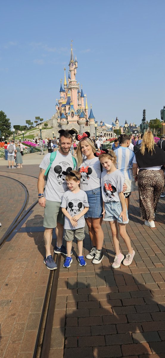 All notis on all apps were turned off for the past week because I was with the people who mean the most to me in the most magical place on earth 
Best week ever in my life 
Photo dump comin soon !!!!!