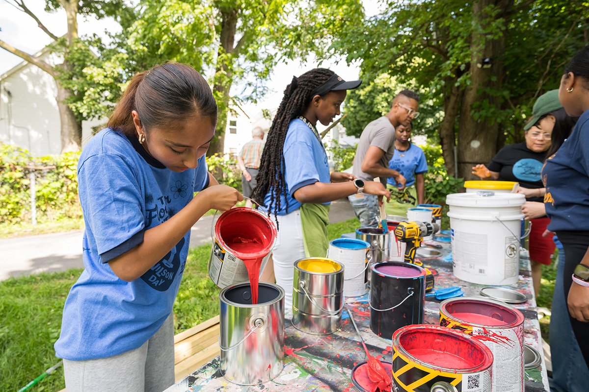 University of Rochester (@uofr) on Twitter photo Wilson Day of Engagement gives our newest students the chance to get to know Rochester through service
Students joined artist <a href="/shawndunwoody/">Shawn Dunwoody</a> of <a href="/HingeNeighbors/">Hinge Neighbors</a> to prepare sites for murals, and worked at the urban farm along St. Paul Blvd. with <a href="/ccecornell/">Cornell Cooperative Extension</a>
#ROC #UR2028 Wilson Day of Engagement gives our newest students the chance to get to know Rochester through service
Students joined artist <a href="/shawndunwoody/">Shawn Dunwoody</a> of <a href="/HingeNeighbors/">Hinge Neighbors</a> to prepare sites for murals, and worked at the urban farm along St. Paul Blvd. with <a href="/ccecornell/">Cornell Cooperative Extension</a>
#ROC #UR2028