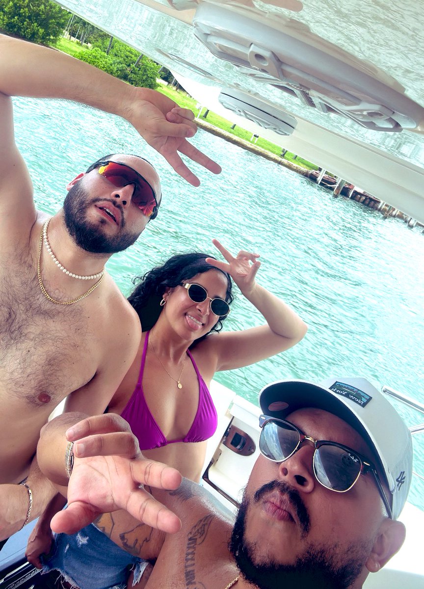 elopez13_'s tweet photo. Happy bday my brother @tsvnekiM @yoo_jenn https://t.co/PwKwq2T9Jc