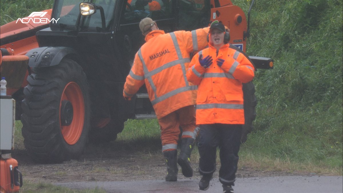 Rain won't break the spirits of our marshals 🧡

#F1Academy #DutchGP