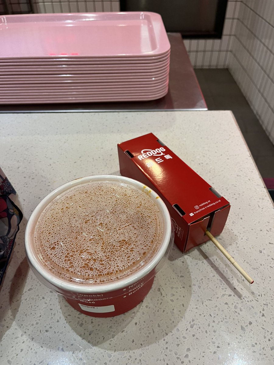 Allah maha baik banget gak tau lg, ketemu eric &amp; hyunjae pas lagi antri reddog di GI. Iseng ngajak ngobrol bilang disini enak kok, diminta rekomendasi, sampe dibeliin?????????????????????
Woy gue siapa? Di akhir jg masih 맜있게 먹어요 sama mereka berdua kaya???????