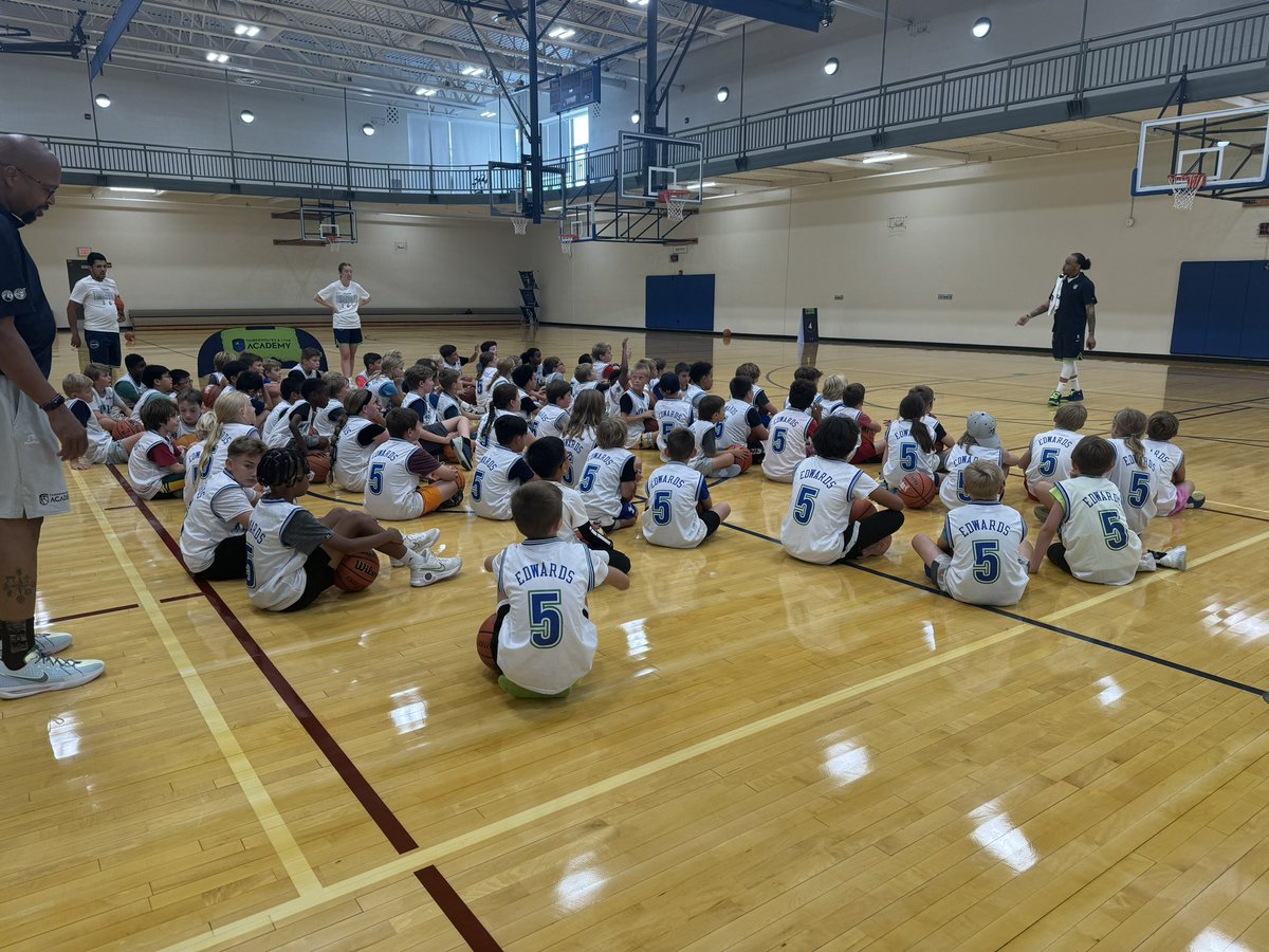 Eagan part ✌🏻‼️ So much fun to be back here to have another great week with you guys! Huge shoutout to Josh for popping out and to our campers of the week!! 🐺🏀
