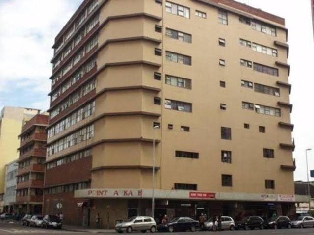 AzanianSanusi's tweet photo. Point, in Durban could easily be one of the best neighbourhoods in South Africa were it not for the Nigerians who've illegally hijacked almost every building. Bringing drugs, prostitutiion and the smell of Lagos with them.
South Africans need to reclaim these buildings #Abahambe https://t.co/8oCxo9N0yg