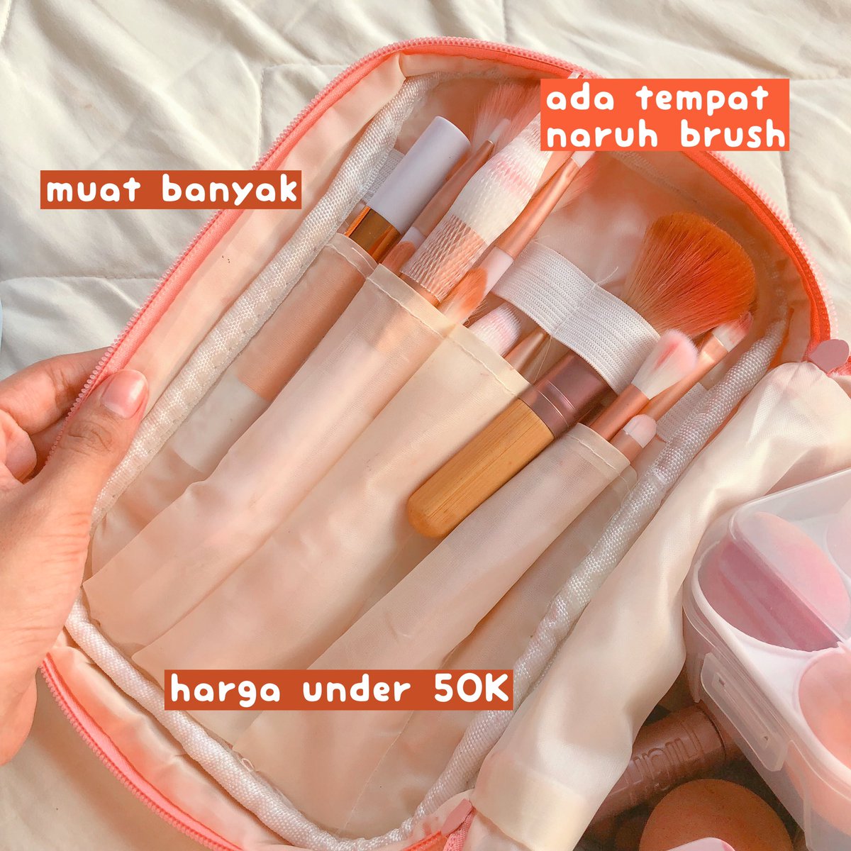 obsessed with my puffy soft pink make up pouch 🎀✨ 

modelnya super duper lucu ! bahan tebal dan tentunya muat banyak barang, harganya UNDER 50 ribu