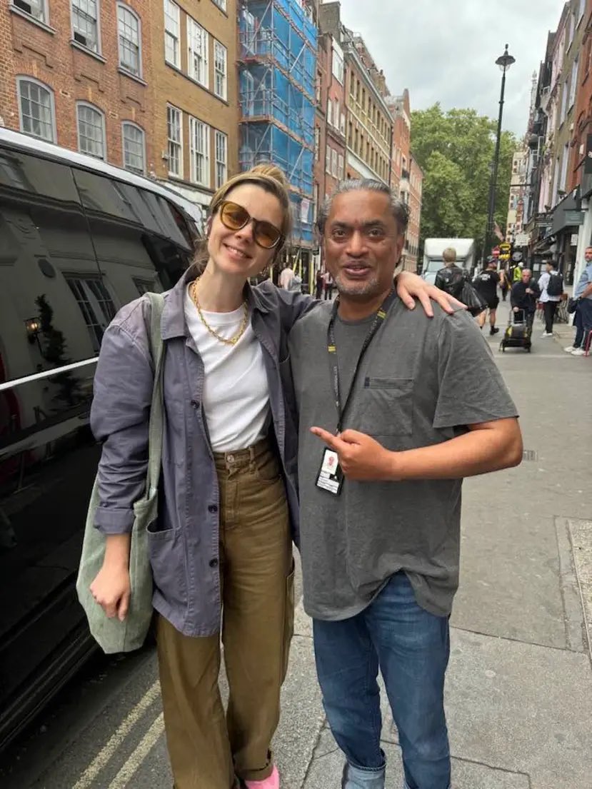 ClaudiaJessBr's tweet photo. APARECEU!

📸: Claudia Jessie com um fã dia 7 de agosto no Soho House em Londres ✨

(via: zuber uddin ahmed/ fb) https://t.co/B7rAldnAev
