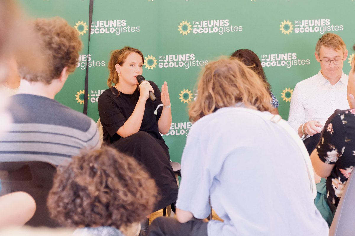 JeanClaudeRaux's tweet photo. 35% de citoyen·es de - de 40 ans représenté·es par 95% de politiques de + de 40 ans ! Bonjour la démocratie représentative. 

On s’est interrogé·es avec @Annah_Bik, @Zoe_LCh et @MahautChaudouet sur la nécessité (et comment!) passer la main pour donner de la voix aux jeunes ! https://t.co/NFRn8gmwzo