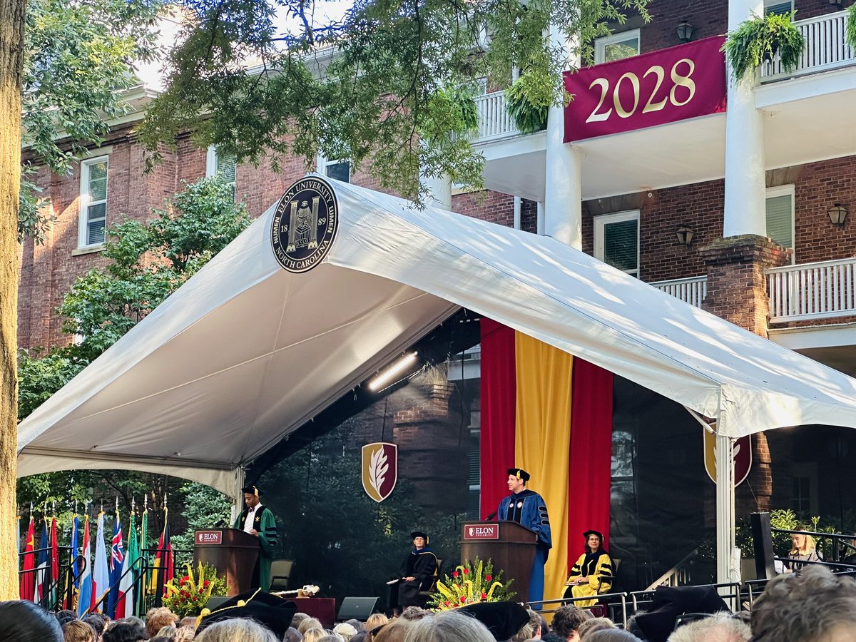 JennStraws's tweet photo. An absolutely perfect North Carolina day Under the Oaks!Excited for the journey as the Elon Class of 2028 explores the wonder, pushes their limits, dreams the impossible and continues to make our world a better place 🔥🐦🔥🔥#NewStudentConvocation #WelcomeToElon #PhoenixRising https://t.co/rH1AByCfWD