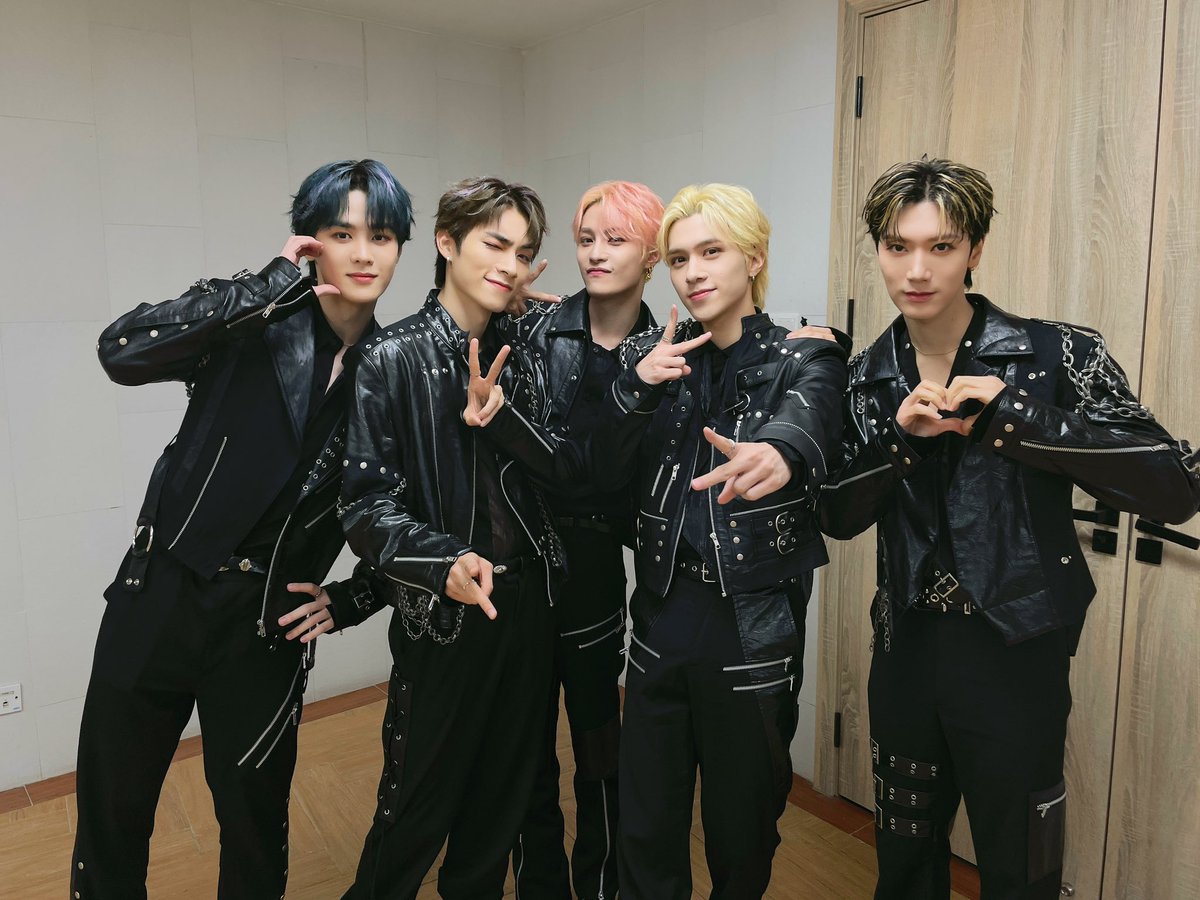 WayV_official's tweet photo. 今天威珍妮真的“太劲啦”！大家都唱得特别多，特别好，也被你们可爱到了🥰 (from 肖俊)

WayZenNi, today you did so good! Everyone sang a lot and sang so great, you are so cute🥰 (from #XIAOJUN)

#WayV #威神V 
#ONTHEWay #GUANGZHOU
#WayV_ONTHEWay_in_GUANGZHOU https://t.co/qcEFoJtBc1