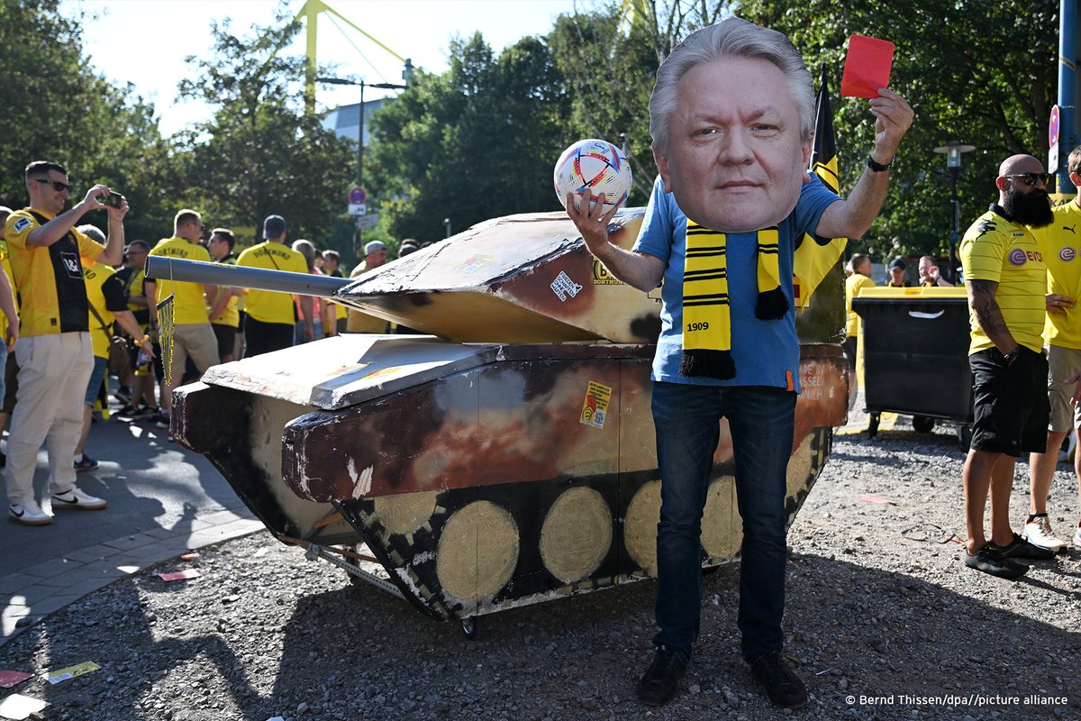 Borussia Dortmund fans' have given new club sponsor German arms manufacturer Rheinmetall the red card 🟥

#BVBSGE