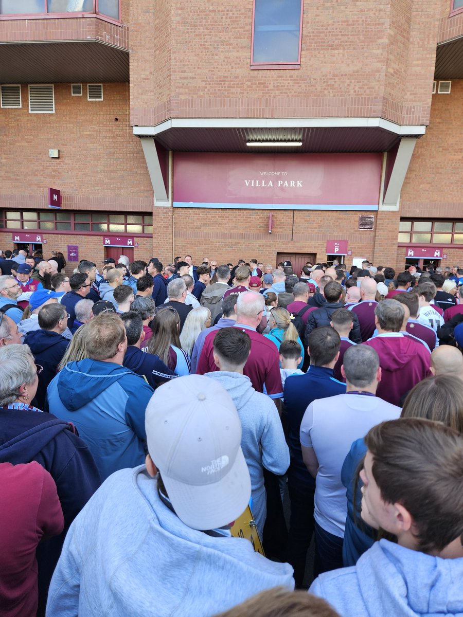 bozzystuff's tweet image. Carnage.  What's going on @AVFCOfficial