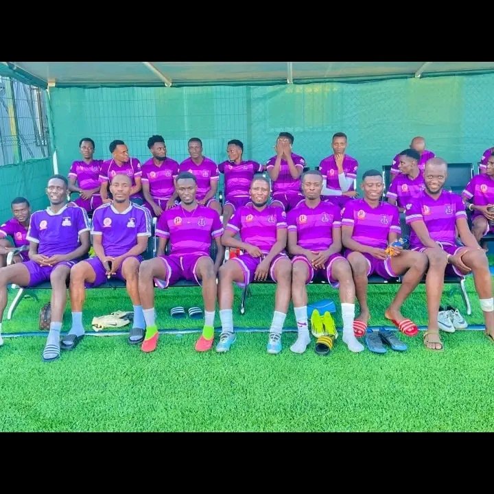 MagazineJimbere's tweet photo. ⚽️🤔 Les mauves et blancs peuvent-ils créer la surprise face à @YoungAfricansSC ? Après une lourde défaite 4-0 lors du match aller, Vital'OFC affronte le champion en titre du @NBCPremierLeag ce 24/08/2024, à 18h de #Gitega, au stade #AzamComplex en #Tanzanie pour le match retour des préliminaires de la @CAFCLCC_fr

🙆🏿‍♀️ Au début confiant à 70% en l'élimination de #YoungAfricans, le porte-parole du champion en titre de #PrimusLeague, Arsène Bucuti, reconnaît que la tâche s'annonce très difficile : "Le plus réaliste serait de remporter ce match retour", a-t-il déclaré dans une interview accordée à #Jimbere ce 24/08/2024

👀 #Abatwip, vos pronostics?

#Burundi #Football #TotalEnergiesCAFCL