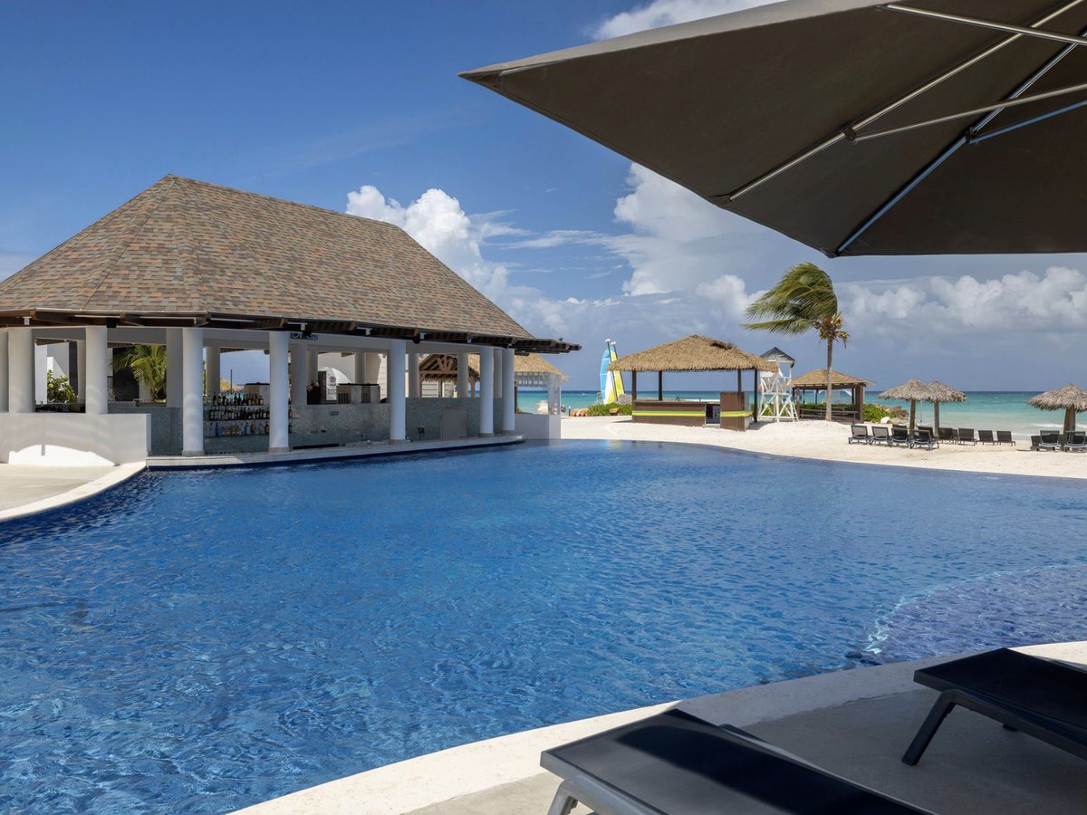 BrawtaLiving's tweet photo. Start a mini vacay today! Royalton Blue Waters All Inclusive! 
.
.
https://t.co/hrVK9gO1WF 
.
.
#brawta #brawtaliving #dealoftheday #foryou #fyp #hotellife https://t.co/cjmiTifz2i