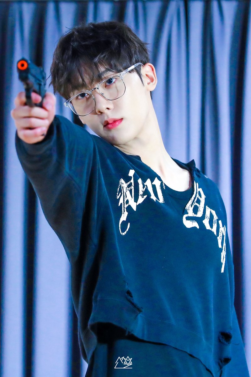 present_astro's tweet photo. 240823 대면 팬사인회 
👓🔫🩵

#아스트로 #ASTRO @offclASTRO
#윤산하 #YOONSANHA https://t.co/0sqaTTDWpA