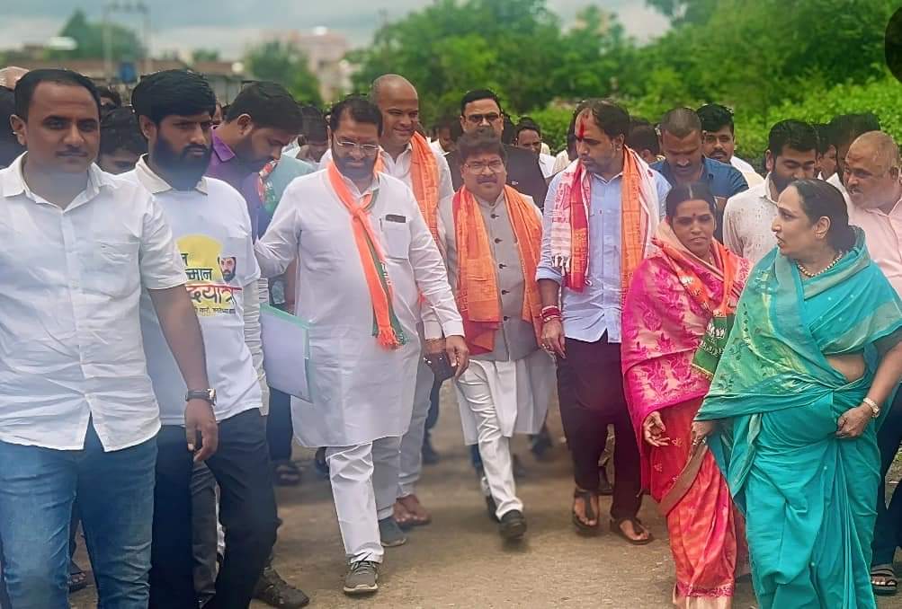 Rahul_04kumar's tweet photo. संस्कारों से बड़ी कोई वसीयत नहीं, 
ओर ईमानदारी से बड़ी कोई विरासत नहीं ।
@Dev_Fadnavis
@BJP4Maharashtra @BJP4India @SunilbgaikwadMP
@sambhajipatil77
#pictureoftheday #pictureperfect #positivemindset https://t.co/0TnLzQTGcY