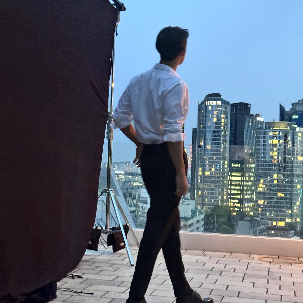 ㅤ ️️

The contours of my figure, framed by the fading light, evoke a sense of quiet confidence and timeless grace.

ㅤ ️️