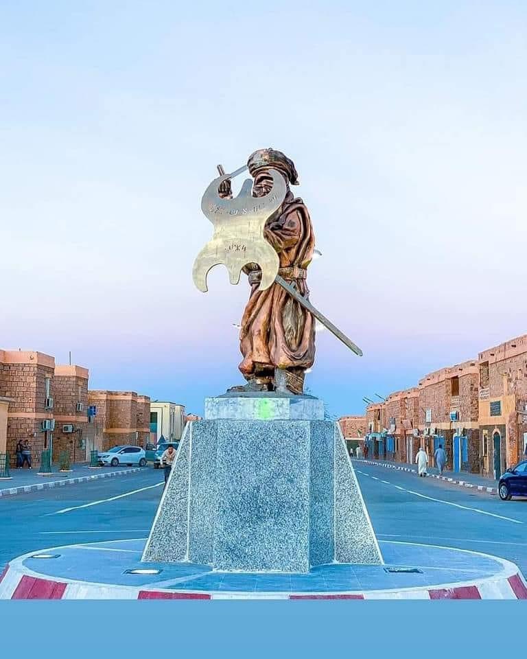 La statue d'Amoud Ag El-Mokhtar, connu pour sa résistance contre la colonisation française au Sahara, 

 Illizi - Djanet.