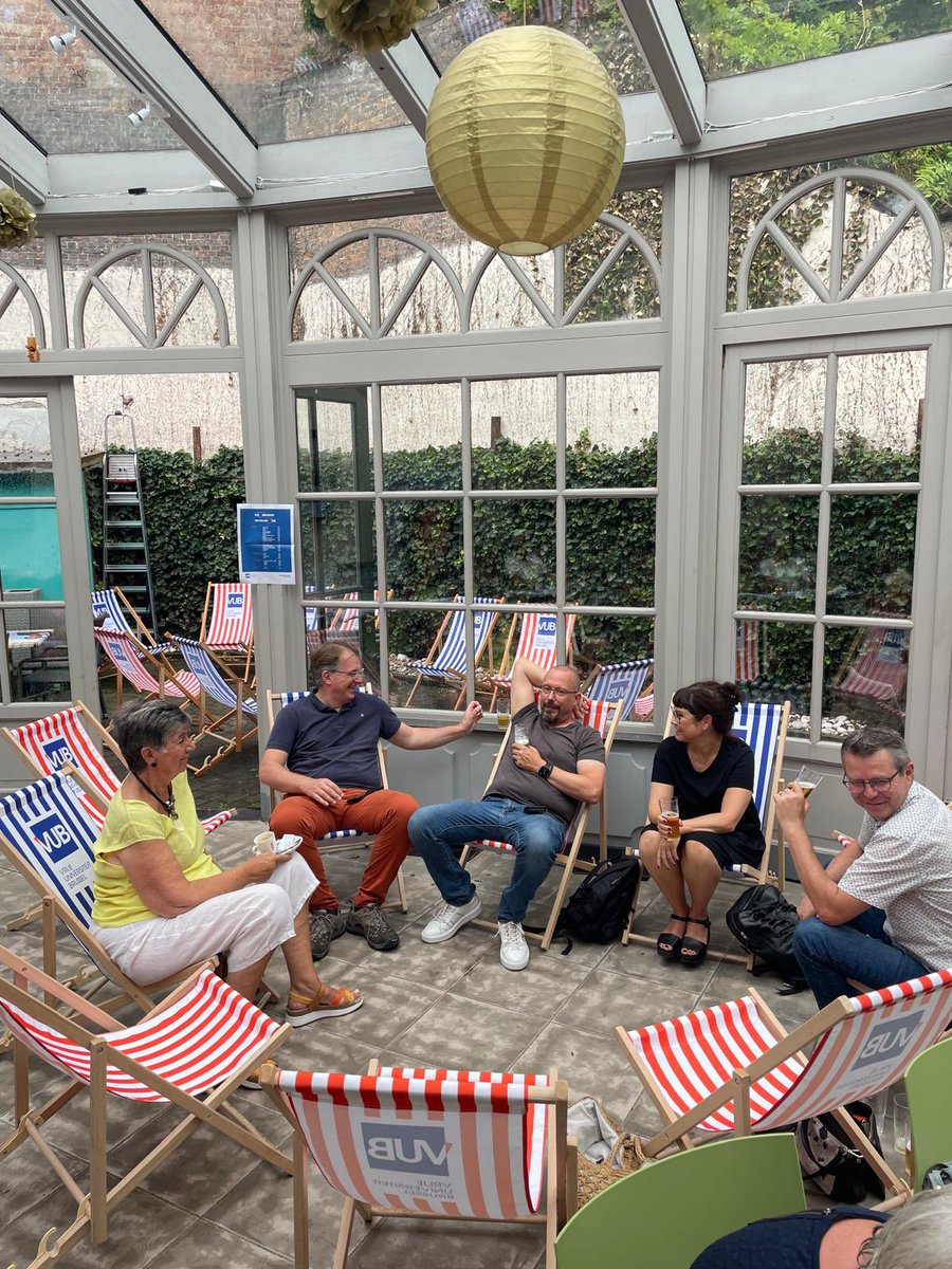 Veel volk voor <a href="/VUBrussel/">VUB</a> pop-up op #Maanrock, met tentoonstelling door onze eredoctor #GAL en spaghetti door onze Mechelse studentenclub #VSKM