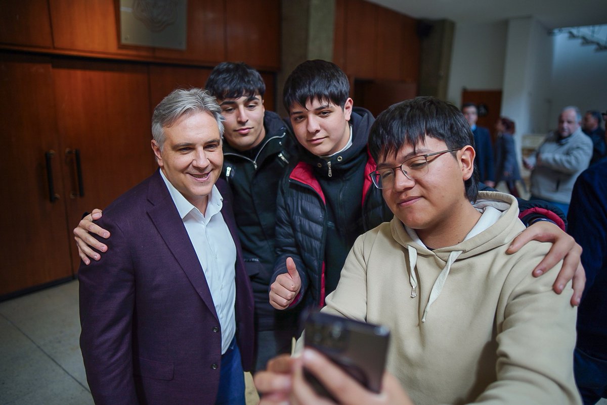 MartinLlaryora's tweet photo. Me llenó de alegría compartir esta actividad protagonizada por más de 600 jóvenes industriales y estudiantes de instituciones técnicas. Participé del #Industrialazo, en el cierre de la 20° edición de la jornada "Portones Abiertos" organizada por la Cámara de Industriales Metalúrgicos y de Componentes de Córdoba (@CIMCCba).

Los jóvenes industriales son la sangre que se renueva para que podamos tener una producción pujante y más trabajo en la Argentina. Fue un gran encuentro que le permitió a estudiantes de escuelas técnicas provinciales conocer de primera mano el tejido productivo local y la aplicación de sus conocimientos en diversas actividades fabriles.