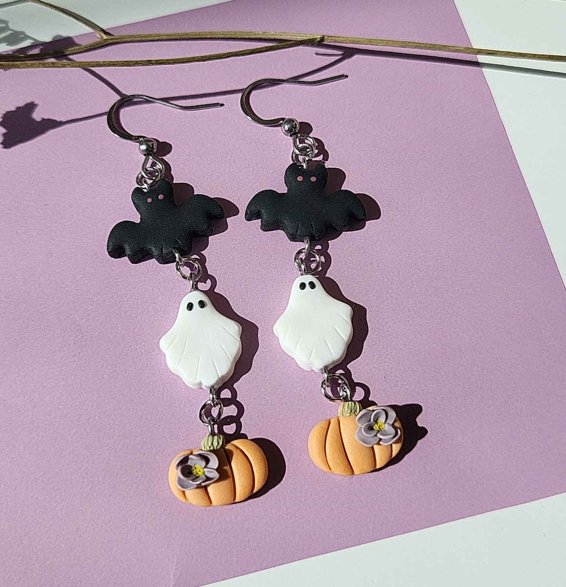 NoomCottageClay's tweet photo. New small dangle Halloween earrings I made. 🎃 https://t.co/d5QTnFrC5K
