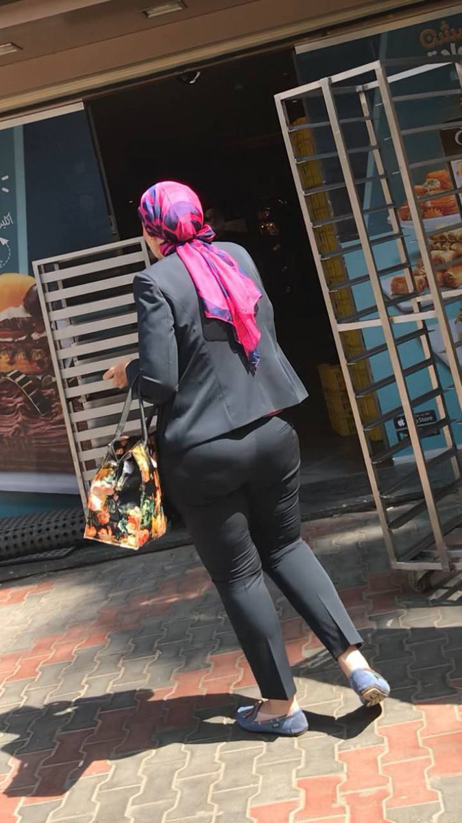 تكملة
دخلت بنت زي القمر لابسه جينز و بلوزة و بشعرها و استايل جدا وداخل معاها جوزها طويل و عريض عنده في رينج ٤٠ سنه وكانت في استقبالهم ميرفت سيلز محجبة بس لبسها ملوش دعوه بالحجاب طرحة مبينه شعرها بتلبس بنطلونات خفيفة وبلوزات مبينه رقبتها اول صدرها وشبشب ارضى ومنوكير الوانه ملفته