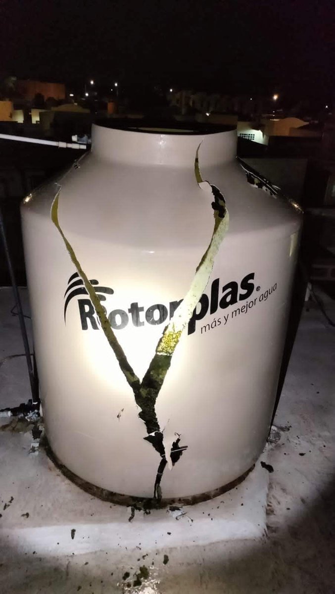 El Mitotero on X: "#Viral Cae rayo sobre tinaco en Hermosillo Mitoteros, a nosotros no nos consta, pero en redes sociales se volvió viral esta fotografía de un tinaco al que presuntamente
