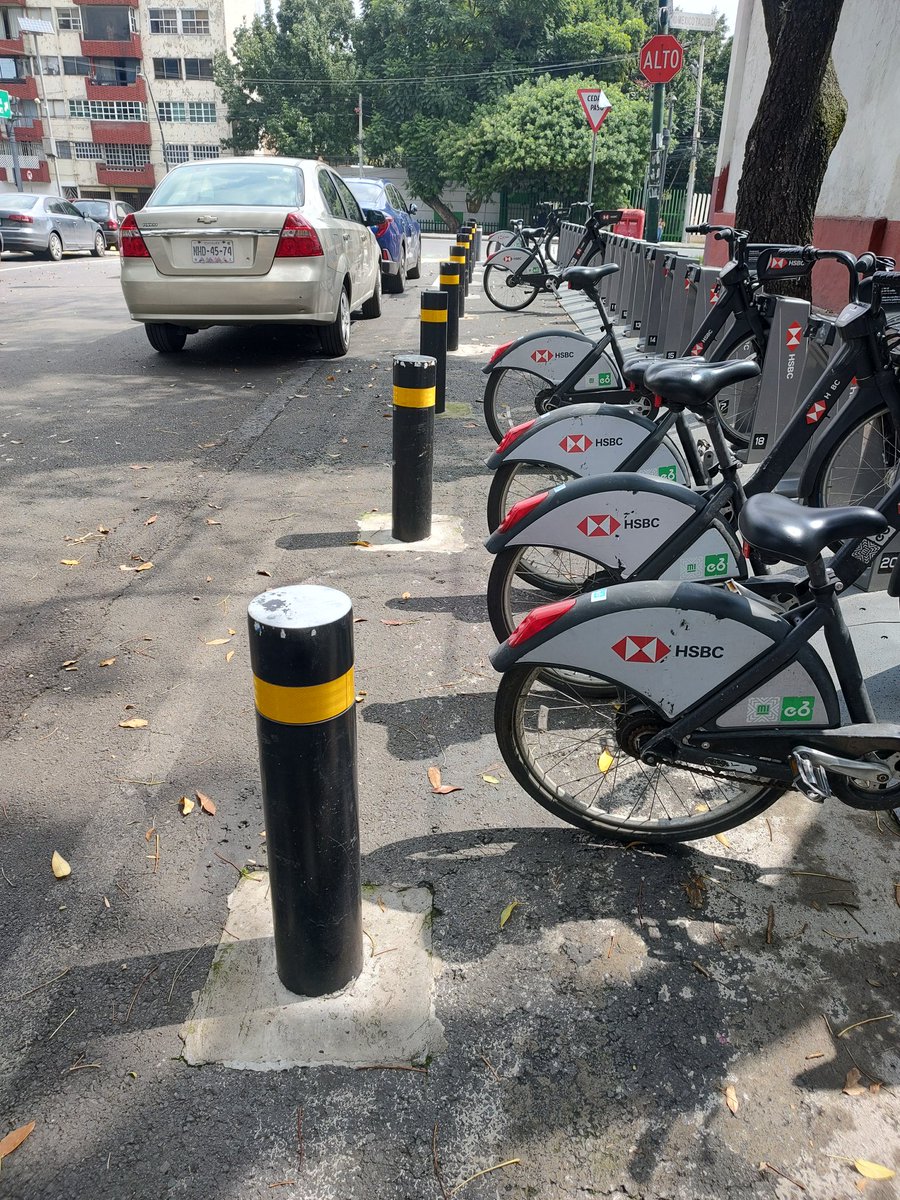 ManuelG10A's tweet photo. @UCS_GCDMX @ecobici nos ayudan por favor con estos autos que estan obstruyendo la estación CE-504 entre México Tacuba y mar blanco por favor. 🙏 https://t.co/wP43ur1pL7