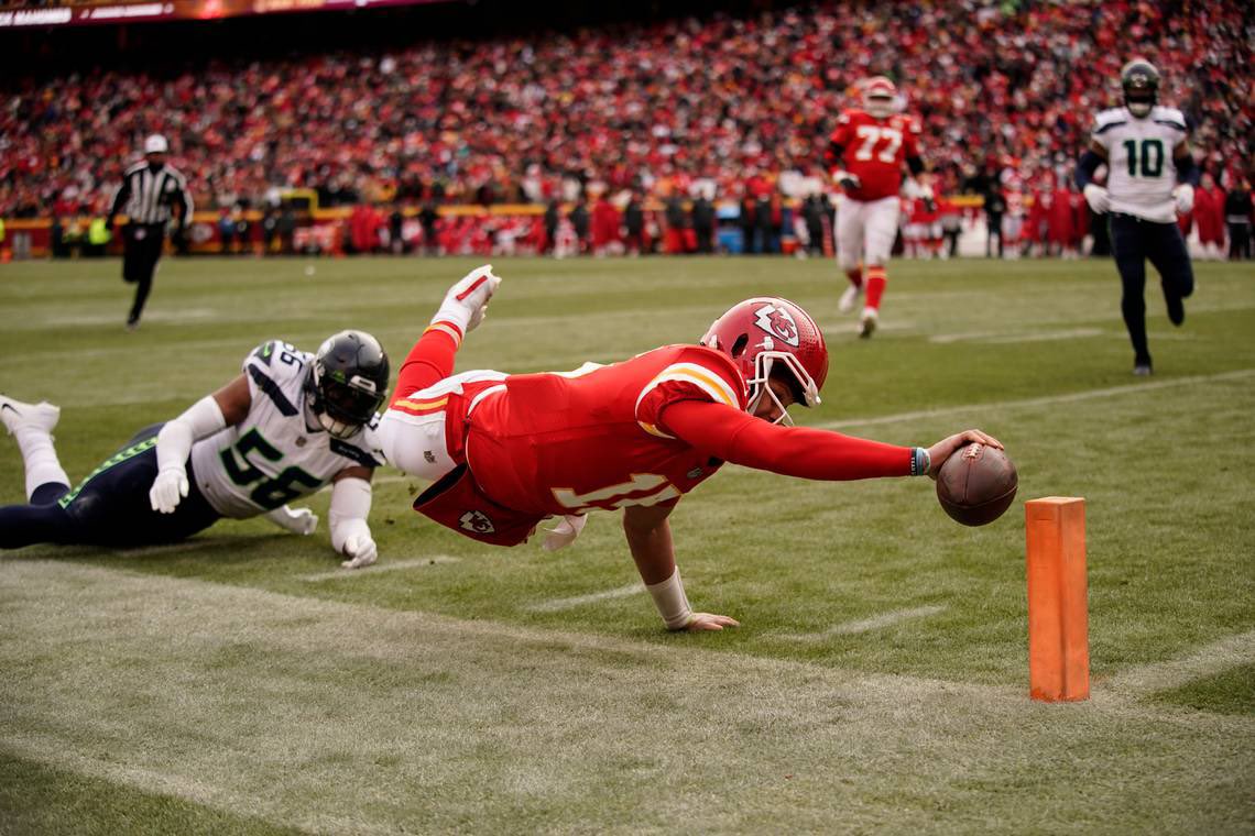 coffeenque's tweet photo. @newheightshow Settle a debate… what do teams (or players) do with footballs used during iconic plays such Mahomes’ diving touchdown?  Does Pat have this ball on display somewhere? Is it in a box in Canton? At the auction? https://t.co/ZO9yc9t6OJ