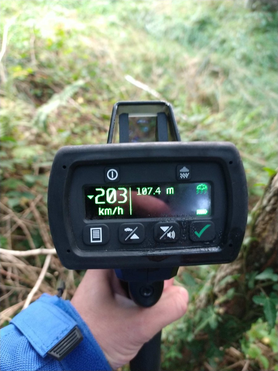 #FastAndFourrière Une moto contrôlée à 203 km/h au lieu des 80 km/h autorisés. À ça 🤏de respecter la limitation de vitesse.  #Devenirpiétonestlasolution