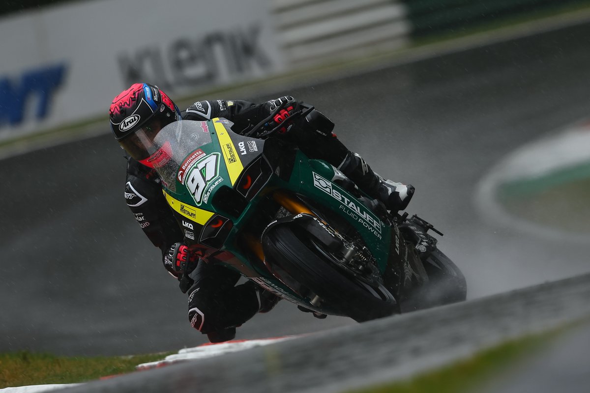 Back in <a href="/OfficialBSB/">Bennetts British Superbike Championship</a> and inside the top 15. Bradley Perie ended his day in 15th onboard the STAUFF Fluid Power Kawasaki (<a href="/GRMotoSport/">GR Motosport</a>) #CadwellBSB 📸<a href="/DoubleRedBSB/">Double Red</a>