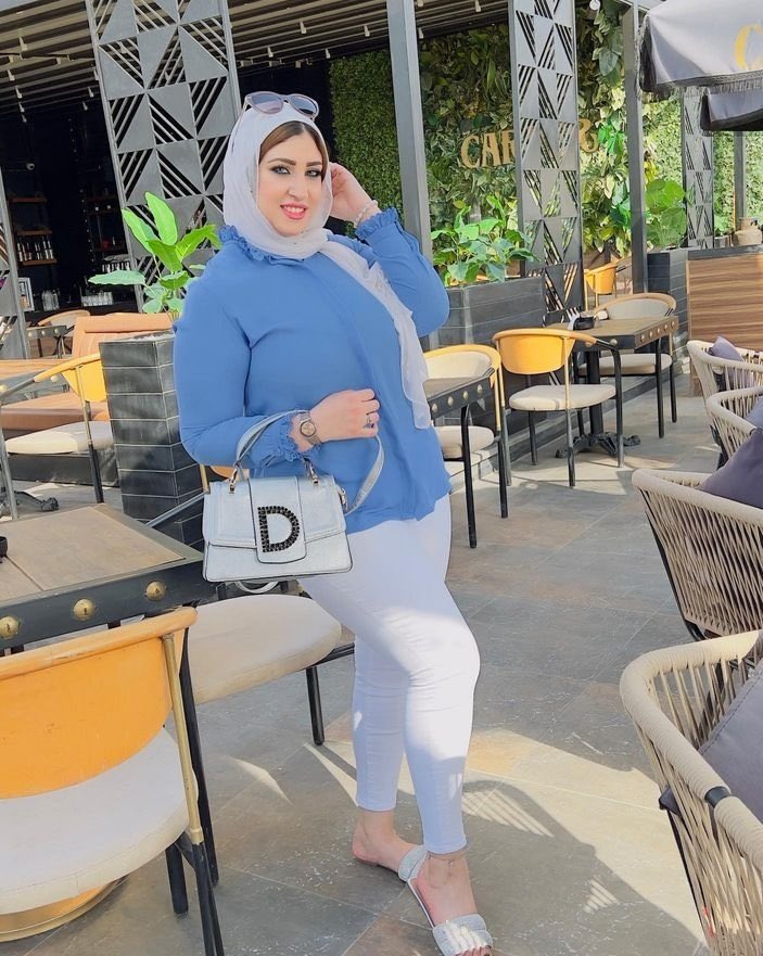 الراجل من ساعة ما دخل وتحس ان ميرفت مستخسراه في البنت الي معاه بتبصلها كل بصة والتانيه وتركيزها معاه هو وبقت تتعمد تخبط فيه لحد ما اتجراء و ابتدي يلمسها مع انه لو يعرف ان ميرفت دي ع طول عرقانه و بتسيب شعر جسمها مدة تحط برفان عشان يغطي ع ريحة عرقها