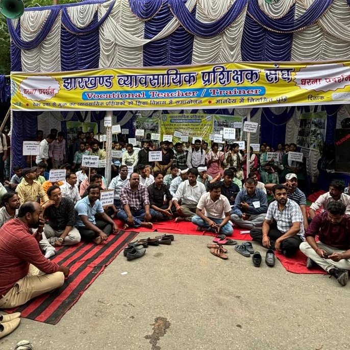 Jhskilledvtnsqf's tweet photo. #jharkhandsarkar हम सभी तमाम झारखंड के #व्यावसायिकप्रशिक्षक अनिश्चितकालीन  धरना पर बैठे हैं. जरा सोचिए कि हम अपने घरों से अपने हक की लड़ाई लड़ने के लिए दूर है अब भुखमरी का समय आ गया है. करो या मरो #strike @HemantSorenJMM #viral #Jharkhandvocationaltrainers https://t.co/tr2tvra1ZL