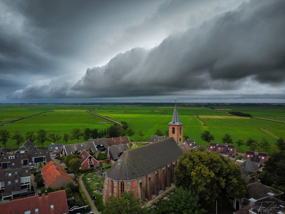 Prachtige rolwolk boven Anjum zojuist! ⛈️
<a href="/StormchaserNL/">Wouter van Bernebeek</a> <a href="/helgavanleur/">Helga van Leur ☀</a> <a href="/mrmiddendorp/">Maurice Middendorp</a> <a href="/janvissersweer/">JAN VISSER</a> <a href="/BuienRadarNL/">Buienradar</a> #onweer