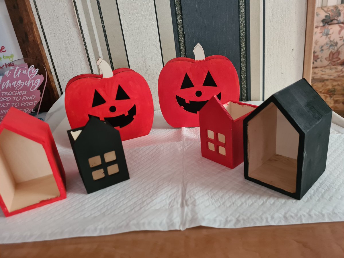 GemmaJim1's tweet photo. A rainy weekend can only mean one thing...painting fun 😁
#EYFS 
#teacher 
#wherethemagicbegin
#earlyeducation
#theworks 
#perryswoodcraft
#EYFSteacher https://t.co/M2mbAPm62t