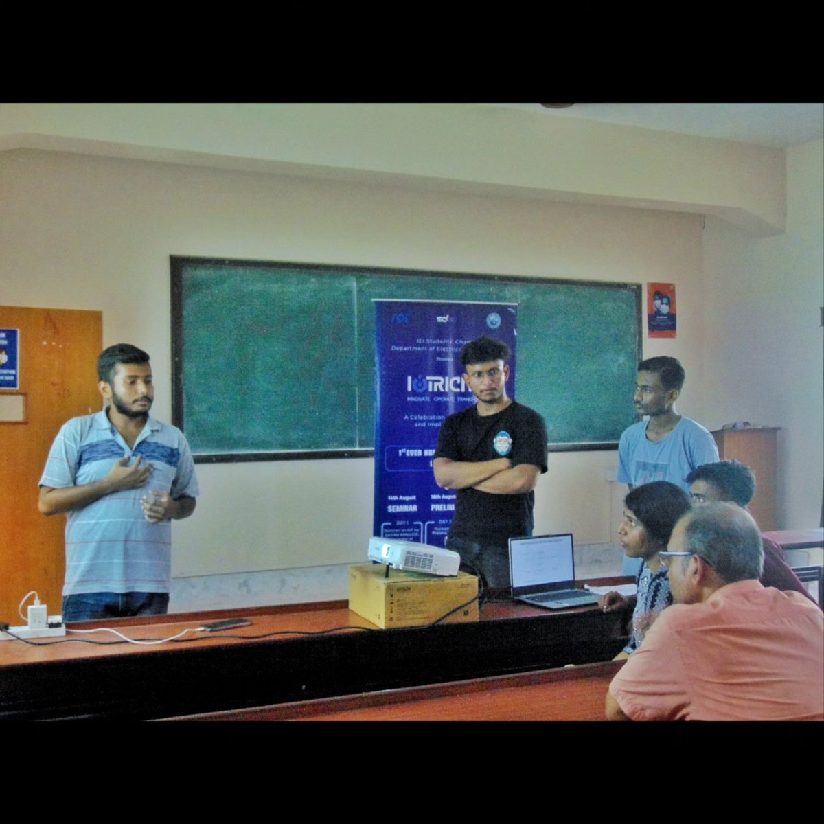 sceeaot's tweet photo. 🗓️IOTricity'24 Day 2: A Day of Inspiration! (August 16th, 2024)🚀
The day was marked with a lot of creativity and innovation. Individuals in different classes presented💻 their modernized IoT applications ⚙️that left the judges amazed by their intelligent plans.
#IOTricity
#scee https://t.co/VtdWClGEcm