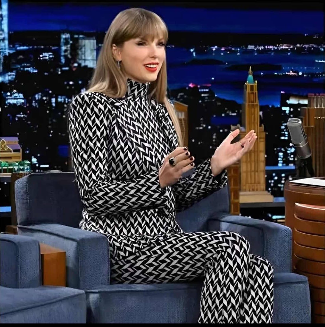 VeteranIrish's tweet image. Loving Taylor Swift&apos;s outfit, which is clearly designed to break up her shape against the background, thus making it difficult for German U-Boats to calculate her range, speed, and direction. 😁😁