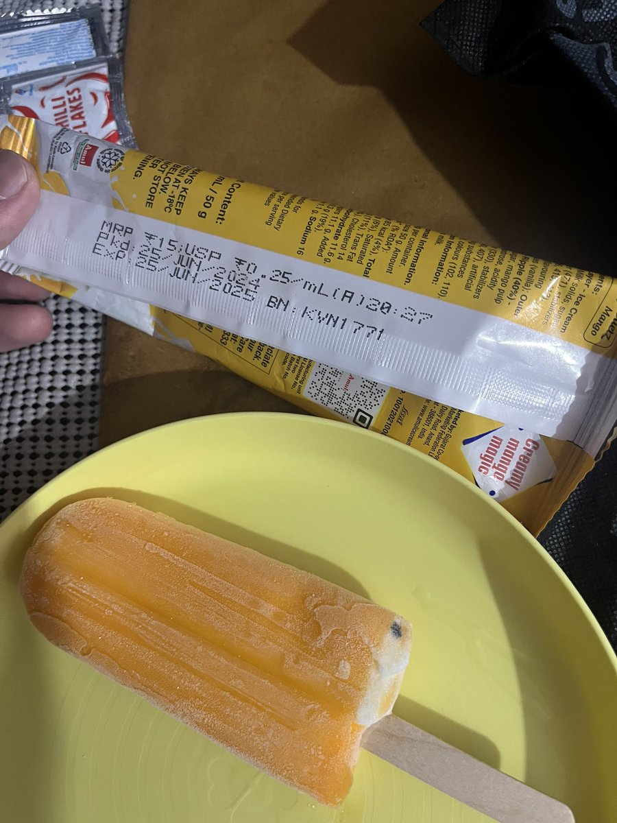 420_solguy's tweet photo. Found a insect in the icecream 

Almost gave it to my nephew 
You guys really need to do quality control https://t.co/M03hTtUCST