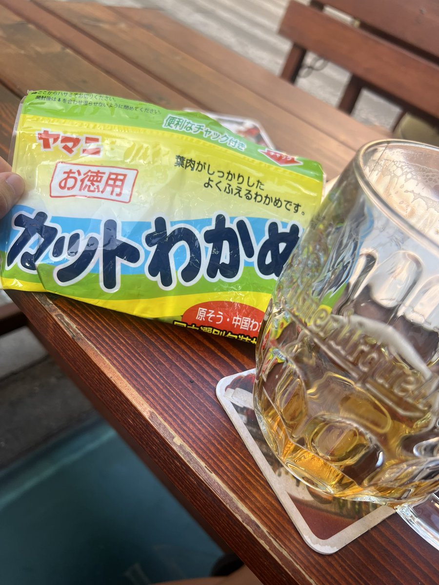 AYms2022's tweet photo. イギリス生活でもったいぶって結局使い切れなかった乾燥ワカメをつまみにしてチェコのビールを飲む in Prague https://t.co/QGI9OY0OIc