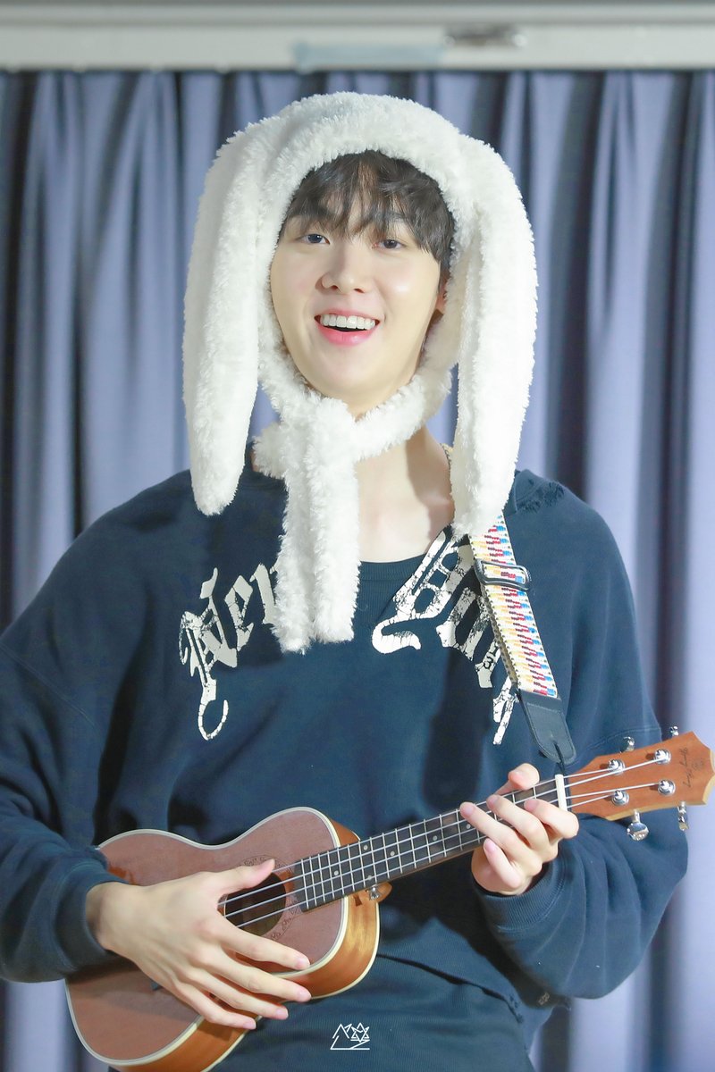 present_astro's tweet photo. 240823 대면 팬사인회 
🐇🎸🤎

#아스트로 #ASTRO @offclASTRO
#윤산하 #YOONSANHA https://t.co/ZvoCZWMUz8