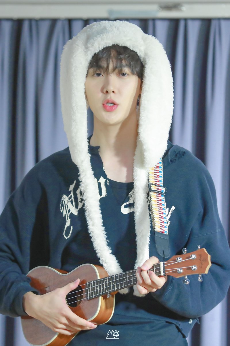 present_astro's tweet photo. 240823 대면 팬사인회 
🐇🎸🤎

#아스트로 #ASTRO @offclASTRO
#윤산하 #YOONSANHA https://t.co/ZvoCZWMUz8
