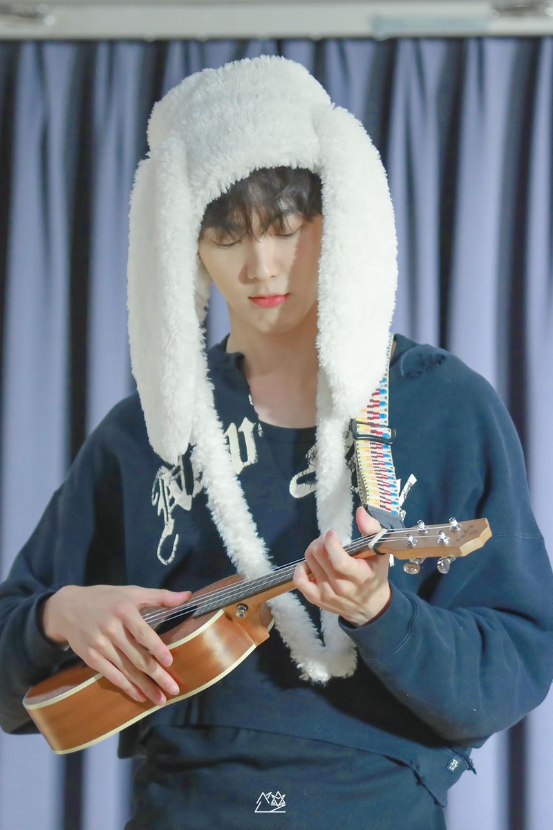 present_astro's tweet photo. 240823 대면 팬사인회 
🐇🎸🤎

#아스트로 #ASTRO @offclASTRO
#윤산하 #YOONSANHA https://t.co/ZvoCZWMUz8