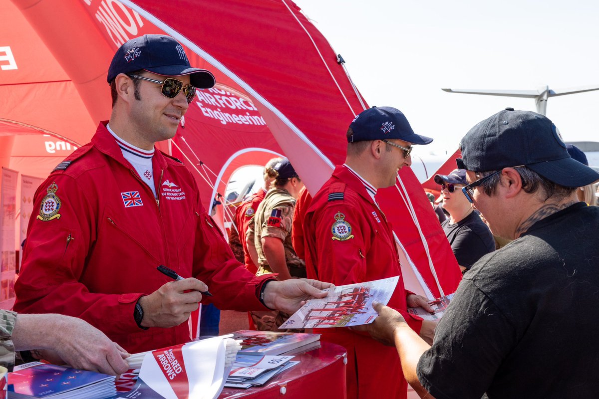 What a welcome! Great to meet so many people at Air Show Atlantic earlier today before our first display this afternoon. Our spare jet and official brochures at the Red Arrows tent proving popular!

#RedArrowsMapleHawk #Canada #AirShowAtlantic #RAF #RedArrows