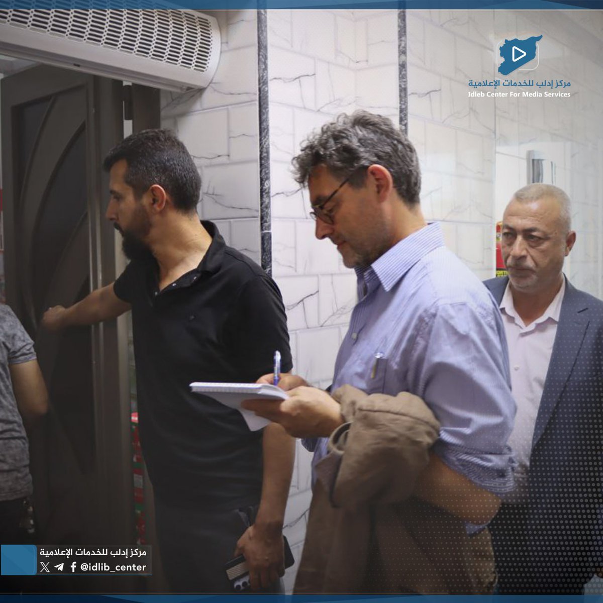 زيارة الصحفي "نيكولاس بيلهام" مراسل مجلة الإيكونوميست البريطانية لمدينة إدلب وإجراء جولة على عدد من المؤسسات والمشاريع الاقتصادية
A visit by journalist Nicholas Pelham, correspondent for the British magazine "The Economist", to the city of Idlib and a tour of a number of projects
