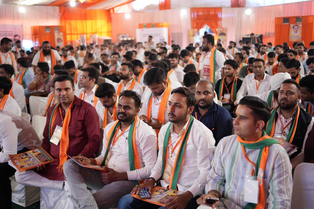 SagarTyagiBJP's tweet photo. भारतीय जनता युवा मोर्चा की प्रदेश कार्यकारिणी बैठक में प्रदेश महामंत्री श्री @visshnumittal जी के प्रेरणादायक विचारों ने युवाओं को नई दिशा और ऊर्जा दी। आशा ही नहीं अपितु पूर्ण विश्वास है कि उनके मार्गदर्शन से युवा अपने लक्ष्यों की ओर आत्मविश्वास से बढ़ेगें, देश के उज्ज्वल भविष्य की नींव रखेंगे!

@BJYM4DL 

#BJYMDelhiKaryakarani