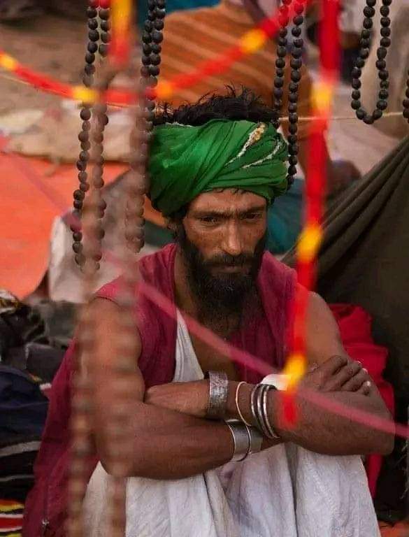 Zindagi mein do chijen zarur badalti hain,
ek halath aur ek insaan,

waqt ke sath halath badalte hain,
aur zaruraton ke hisab se insaan.