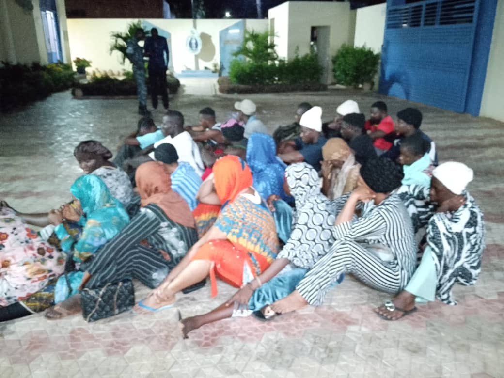 mouhatheproest's tweet image. À ce jour, l'opération "Djoko" a permis d'interpeller 453 candidats migrants et membres de réseaux de passeurs dont 239 sénégalais, 145 guinéens, 32 gambiens, 17 maliens,  07 bissau-guinéens,  06 ivoiriens, 03 nigériens, 02 comoriens, 01 mauritanien et 01 congolais.
#Dirpa