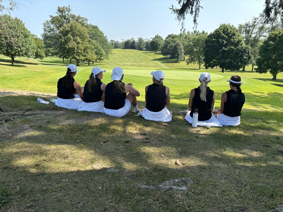 1K_kid87's tweet photo. @clcathletics Ever wonder what a team looks like?
True respect for each other and wanting to share in each other’s successes and struggles.  Here are the makings of a team:)
Go Tigers! https://t.co/B5xnPgl6Xs