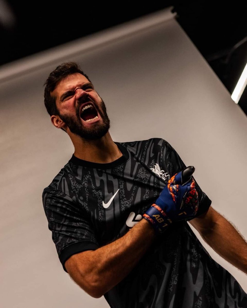 estoesanfield_'s tweet photo. 🦸‍♂️ Los héroes comunes llevan capa. Los extraordinarios como @Alissonbecker solo necesitan guantes 🧤

Que 𝙇𝙀𝙔𝙀𝙉𝘿𝘼 ♥️ https://t.co/cV9bw7awCH
