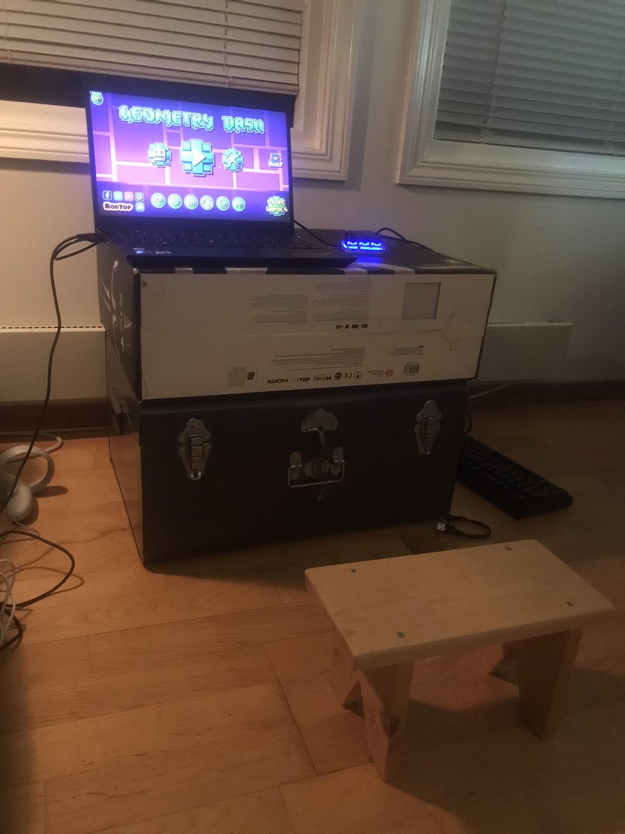 RexernGD's tweet image. Chat rate the setup (I made the little chair my self)