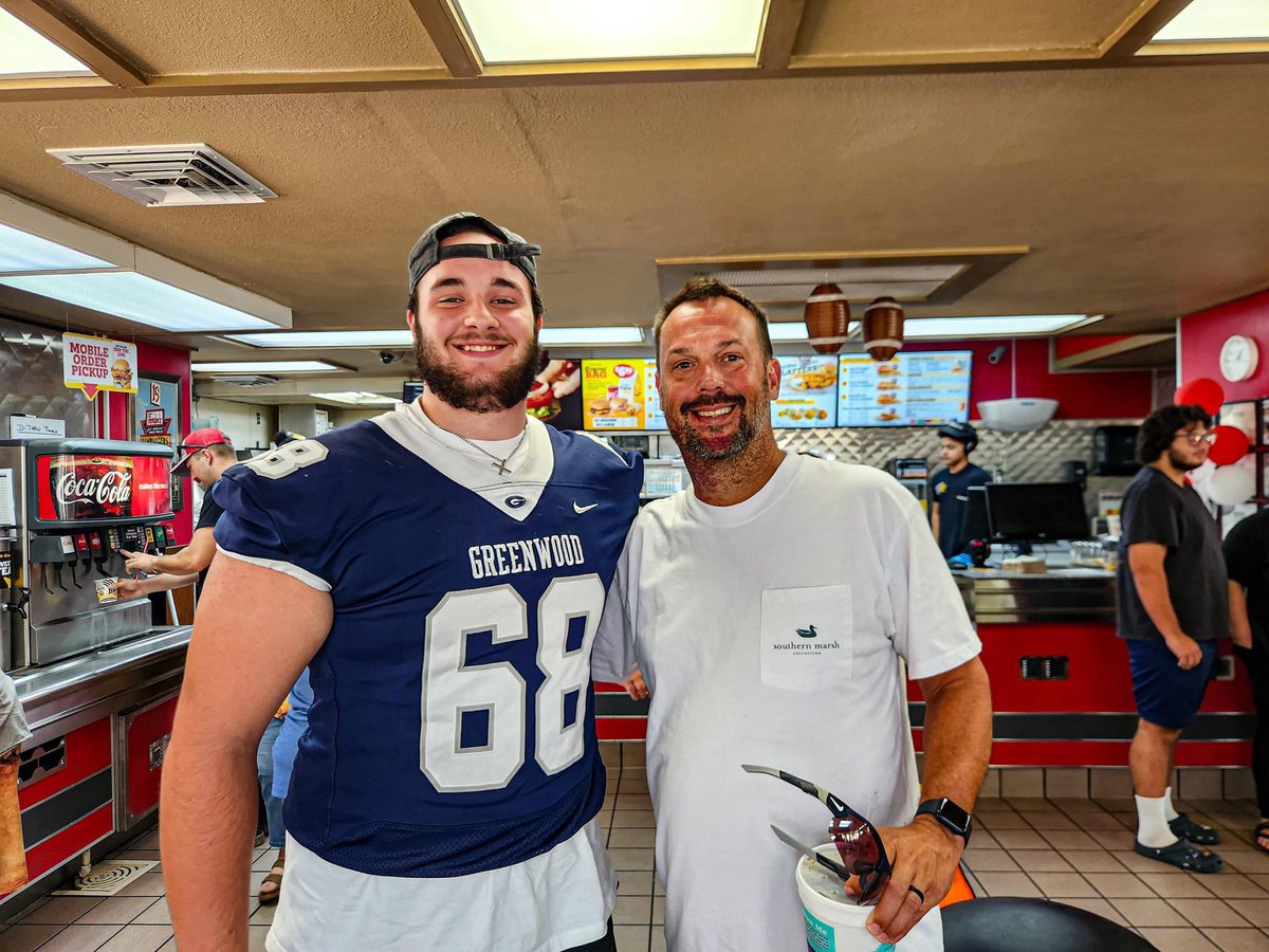 CodyTaylor68's tweet photo. The @Hardees Monster Burger Contest was awesome! Successfully defended our title! 🏅 🏅  

#GreenwoodBulldogs #TrenchGang
#WillBlockForFood 
#AndStillTheHeavyWeightChampion

@GreenwoodFball @GWDFootball @CoachMoreton76 https://t.co/xx6QqOKxdM